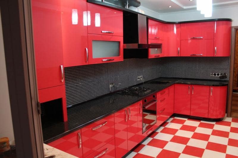 Красная Кухня С Черной Столешницей Фото