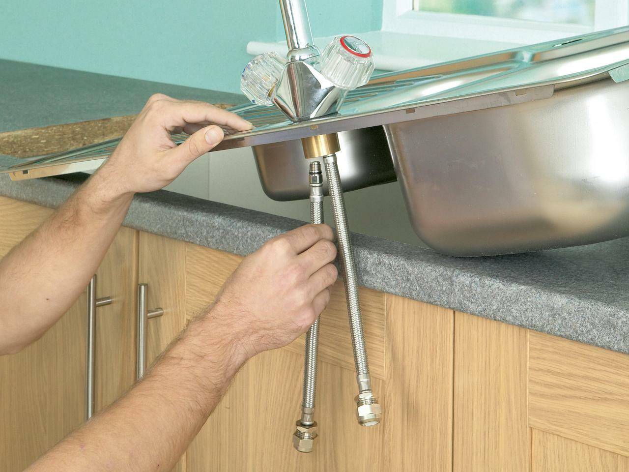 Как установить мойку на кухне в столешницу и закрепить ее своими руками