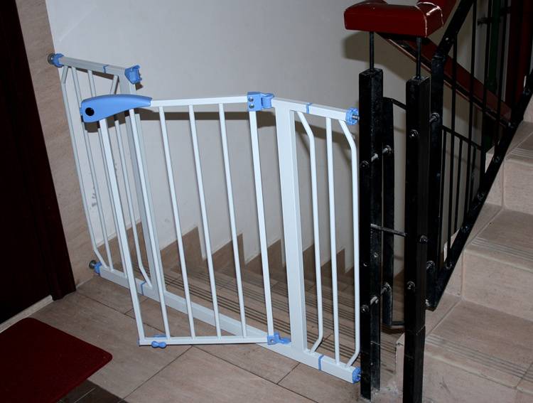 Как выбрать детские ворота безопасности для лестницы - сбереги свое счастье