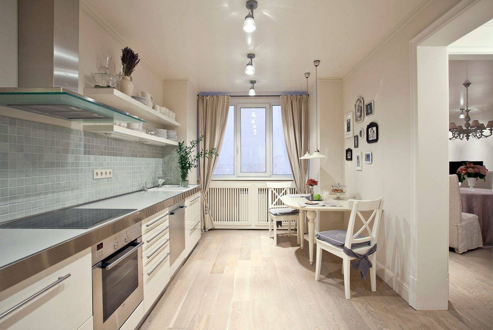 Маленькая белая кухня без верхних шкафов в кантри-стиле