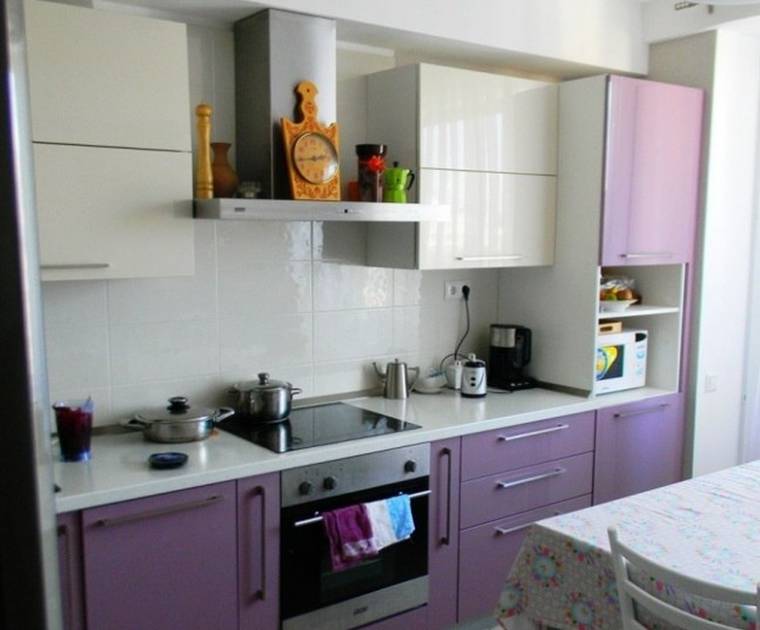 Фиолетовая глянцевая кухня 9 кв.м (13 фото)