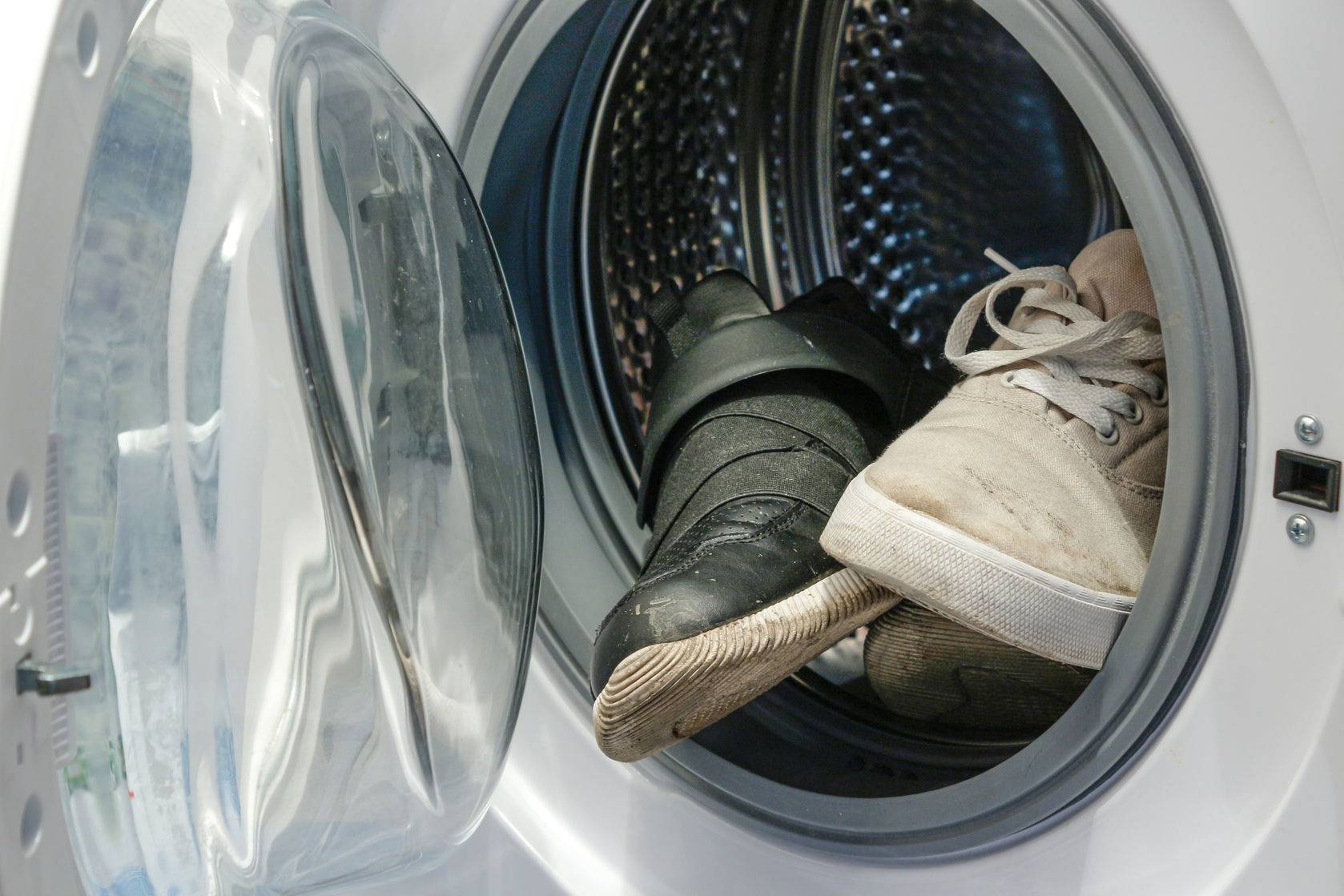 16 вещей, которые можно и нельзя стирать в стиральной машинке