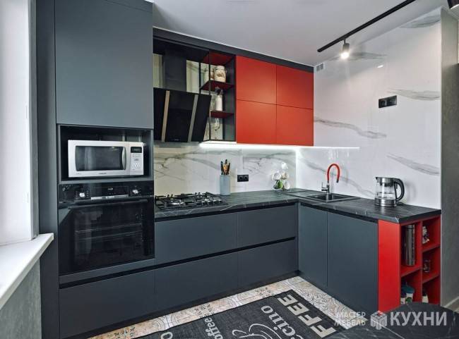 Графитовая кухня 6 кв.м с красными акцентами, пеналом и посудомойкой