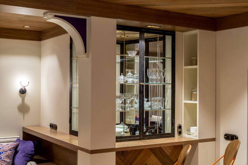 Шкаф-бар для гостиной в современном стиле: как выбрать конструкцию для хранения алкоголя в доме