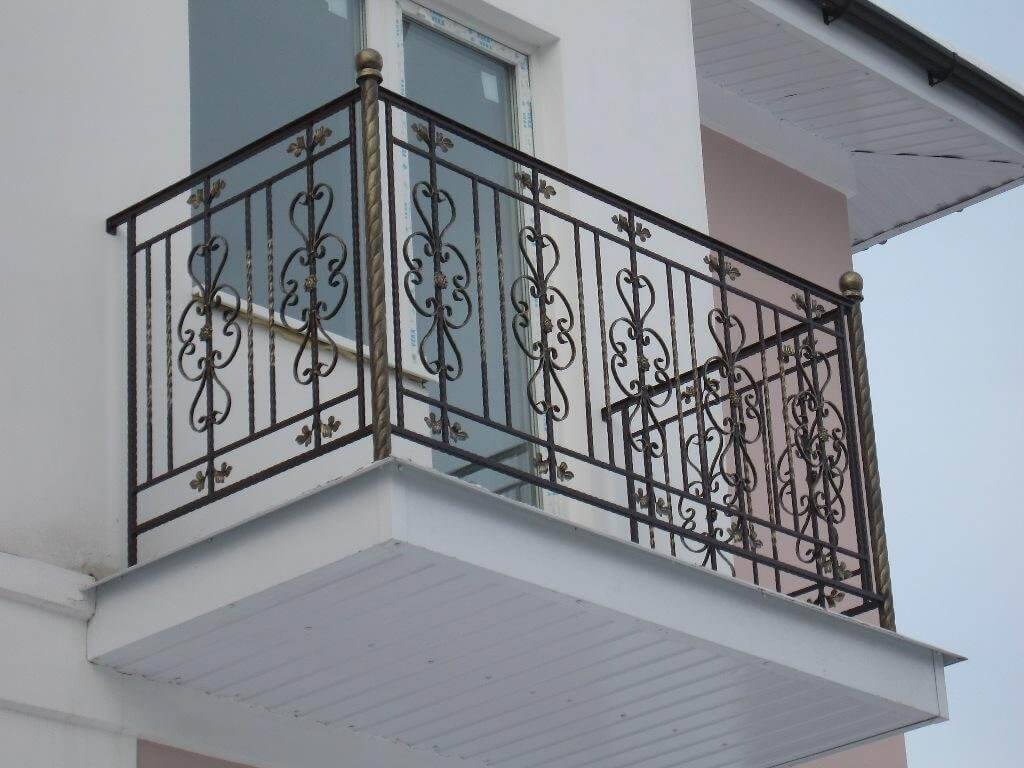 Кованые балконы (66 фото): ограждения, перила, решетки и внешние цветочницы для частных домов — sibear.ru