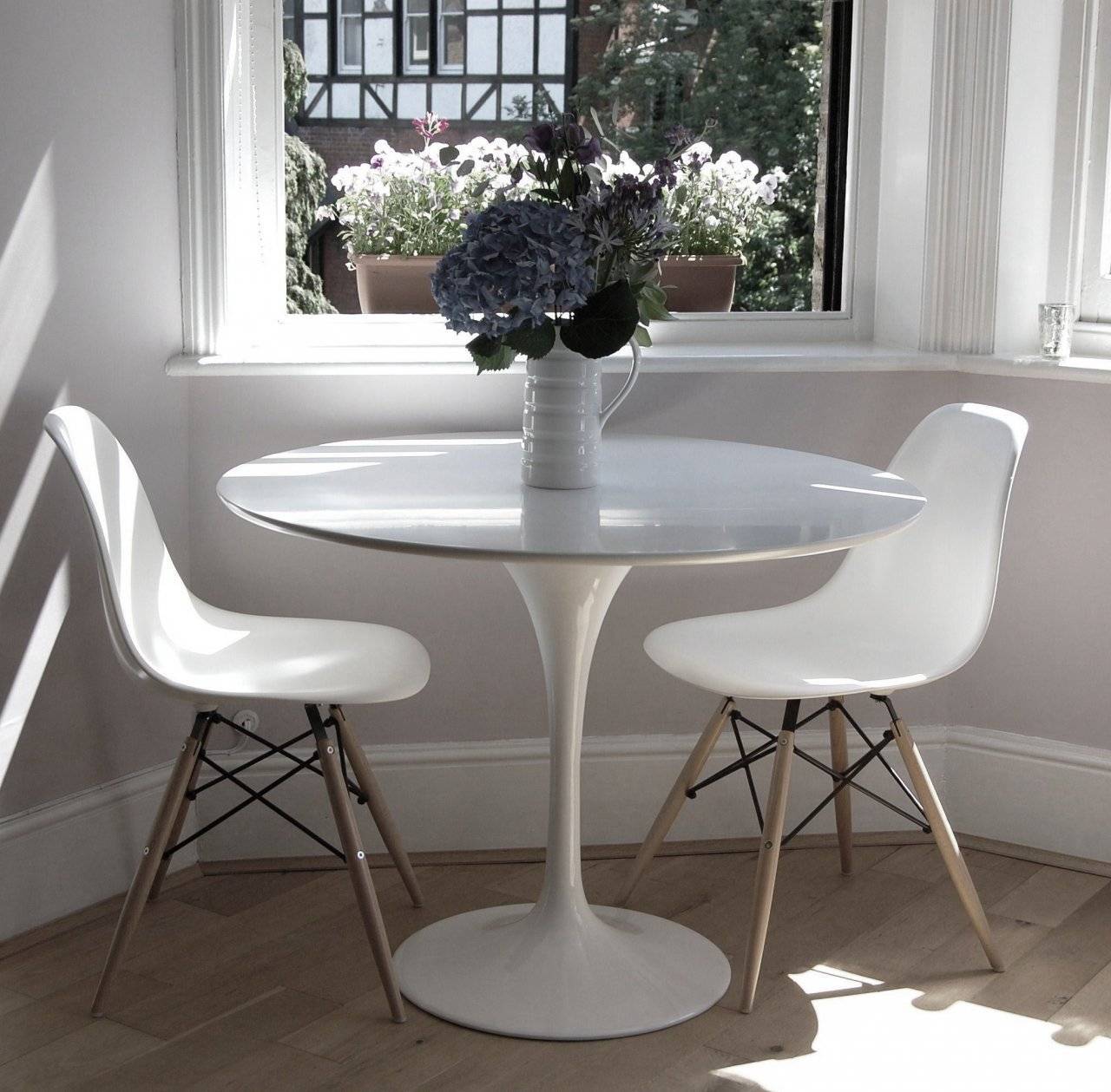 Овальный стол на кухню: стеклянный и деревянный, раздвижной в современном стиле