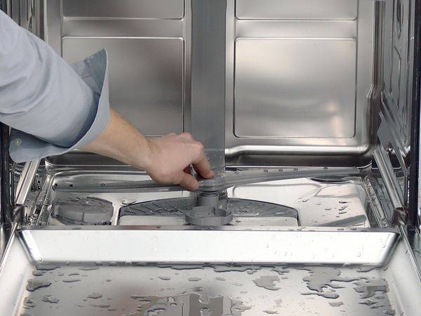 В посудомоечной машине не растворяется таблетка: в чём причина и как это исправить