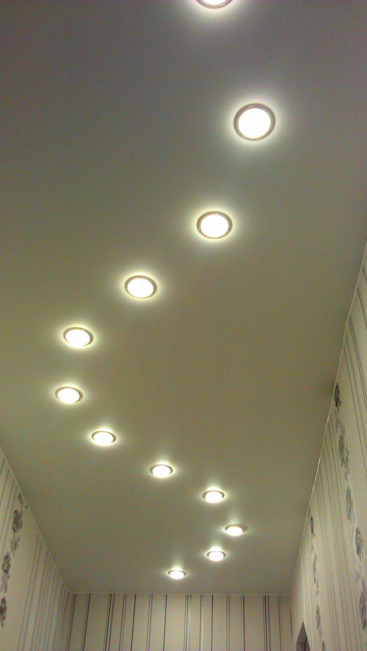 Расположение светильников на натяжном потолке: схема, расстояние между ними