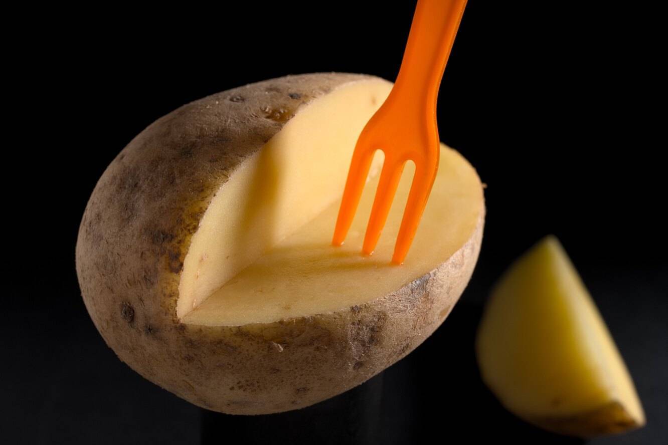 Вместо крема для век и не только: как использовать картофель в быту