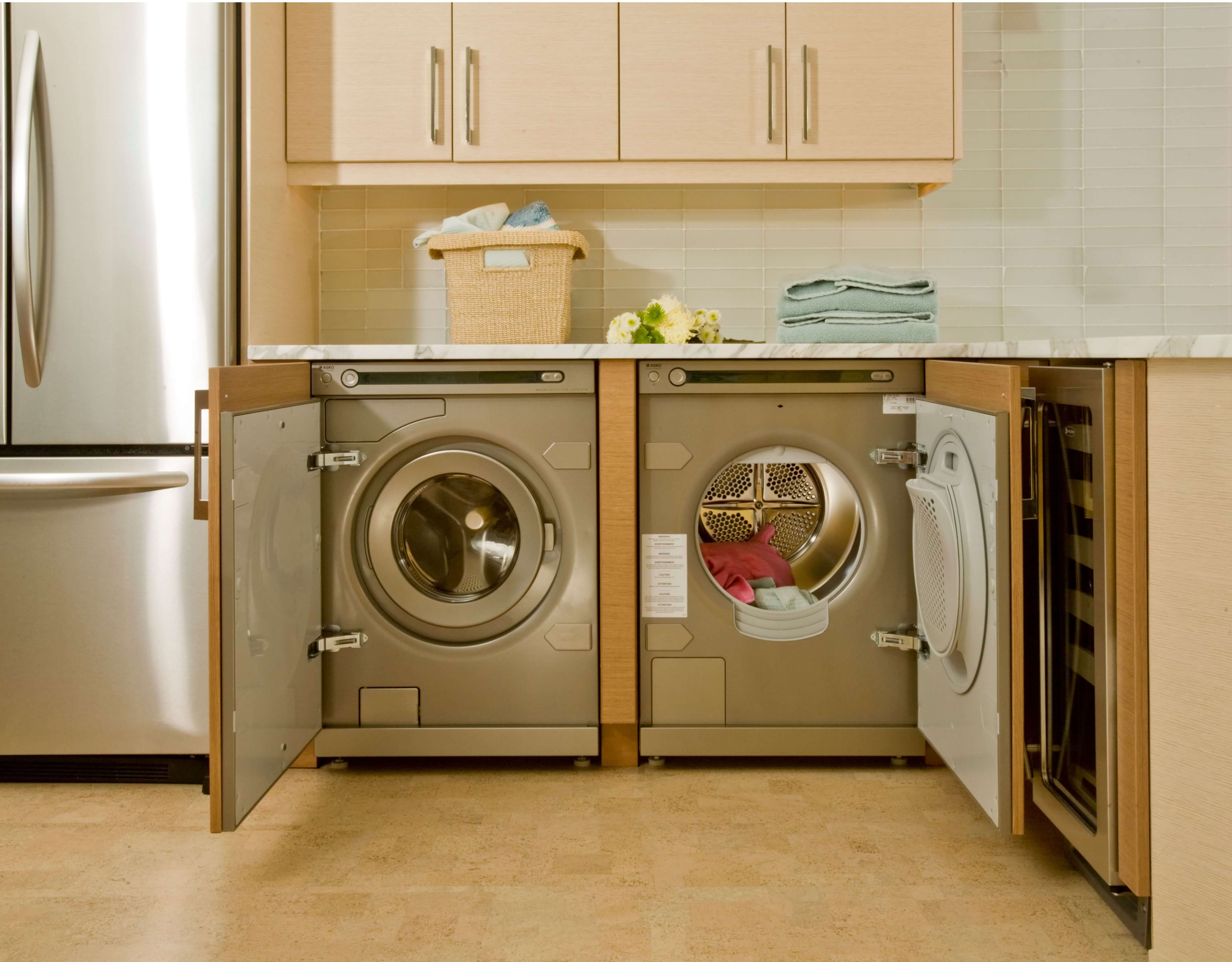 Можно ли обычную стиральную машину встроить в кухонный гарнитур фото