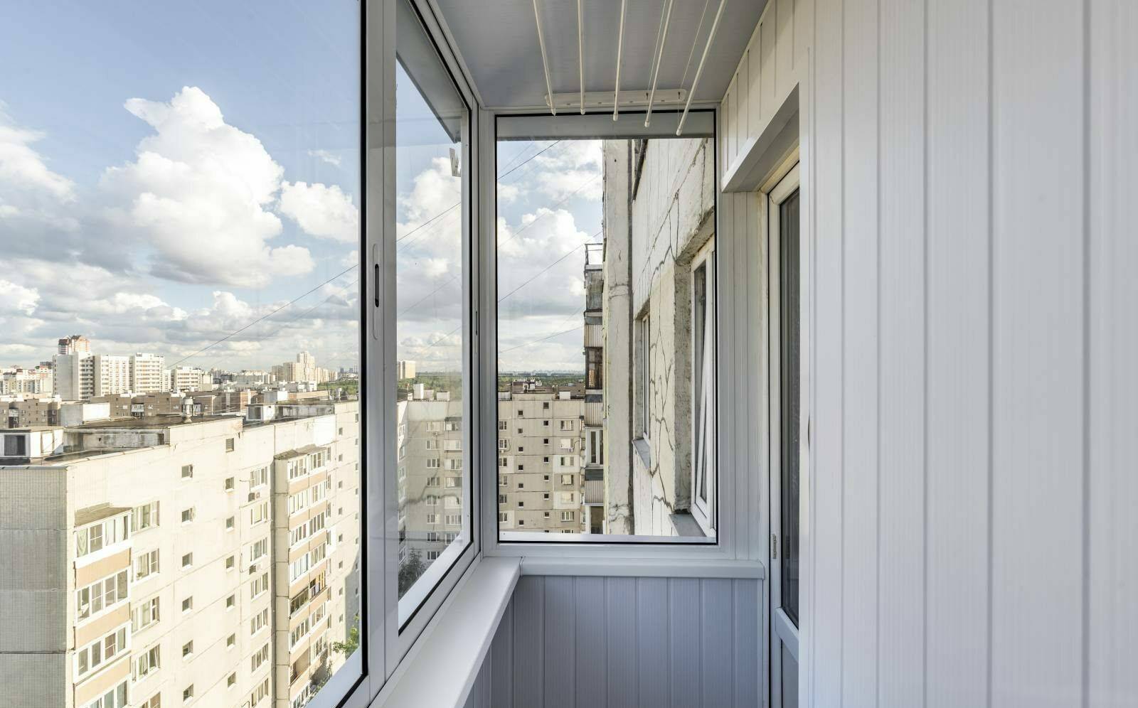 Виды остекления балконов в фото примерах, советы как выбрать профиль и согласовать остекление балкона, достоинства и недостатки раздвижных и распашных окон