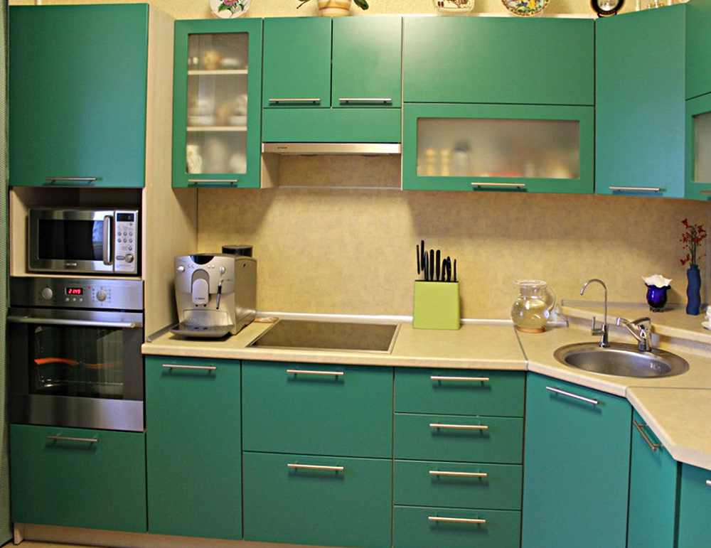 Угловая кухня с матовыми зелеными фасадами за 3900$