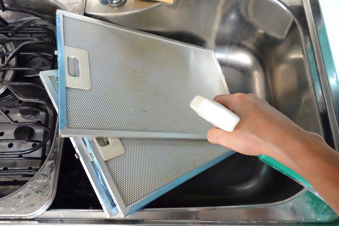 Как и чем отмыть вытяжку на кухне от жира