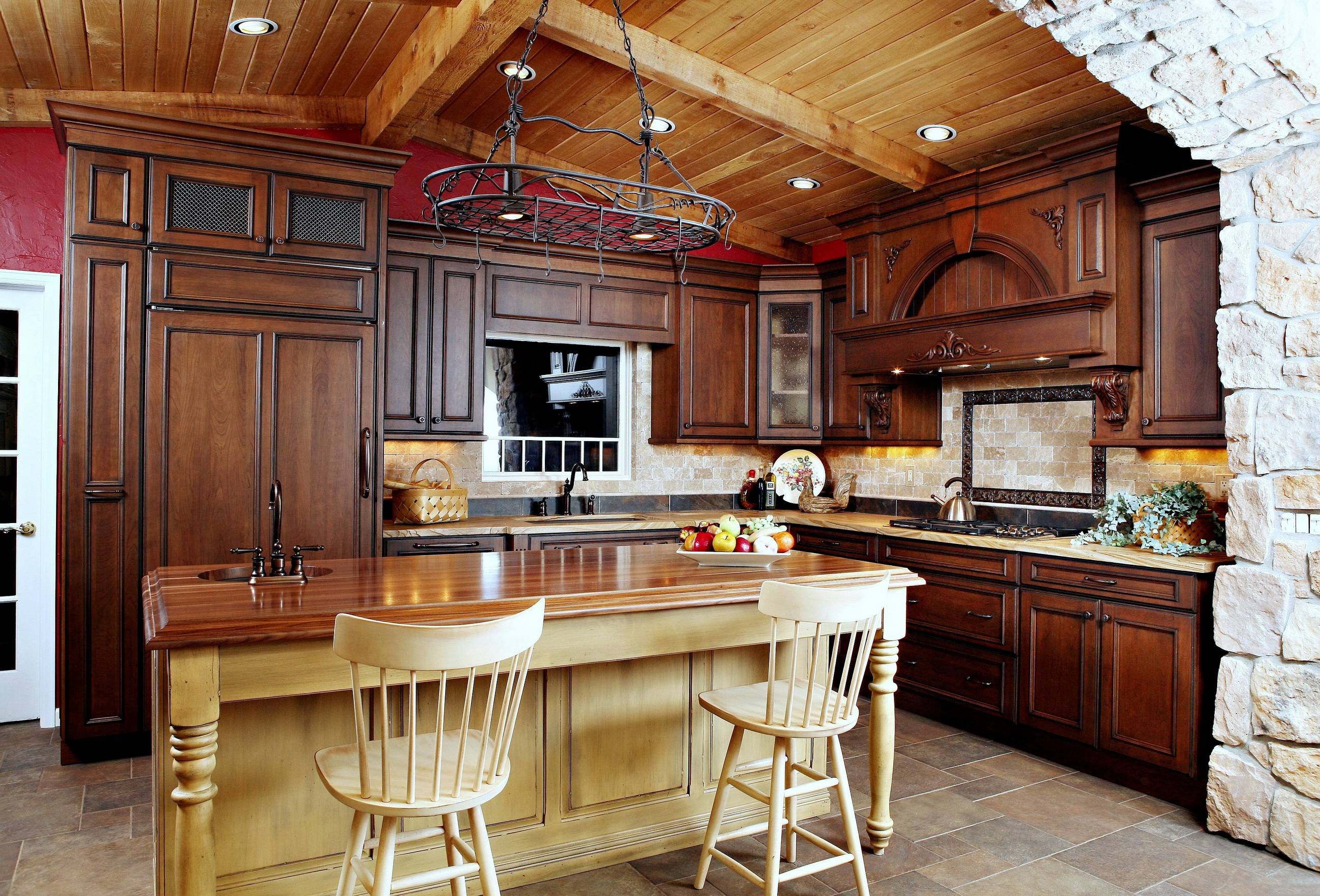 деревянный кухонный гарнитур в интерьере