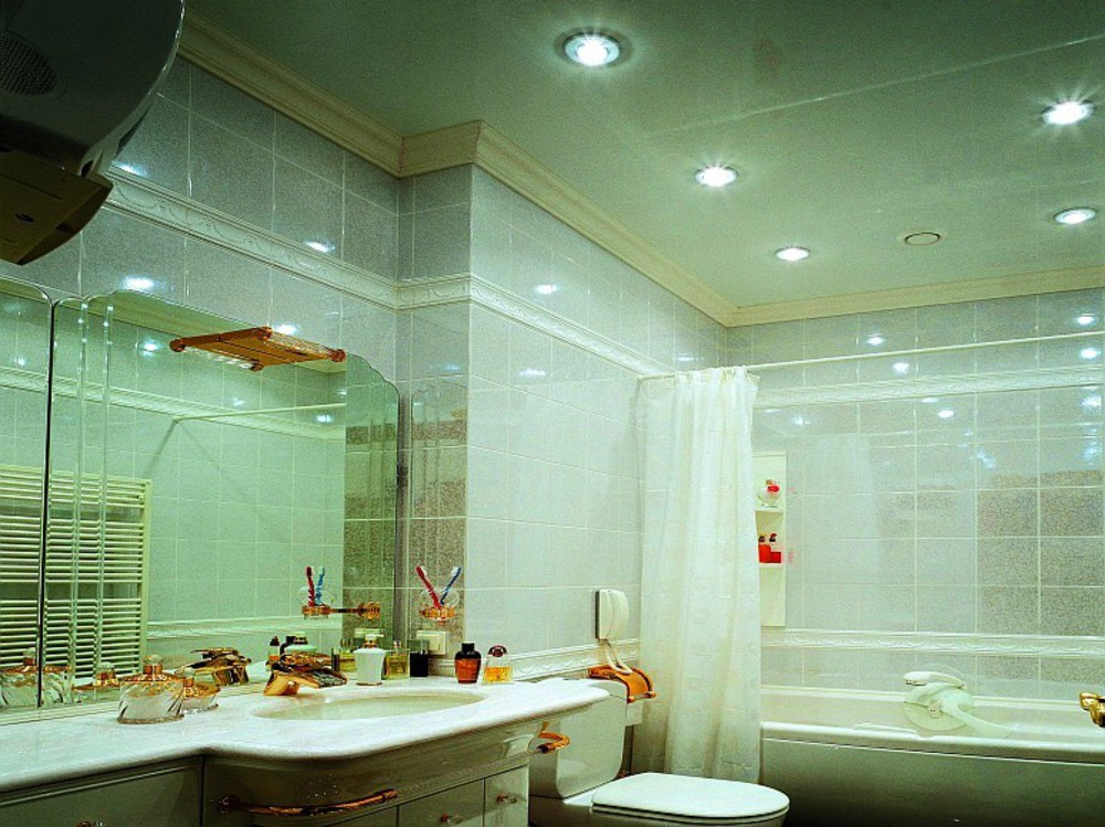 Какие потолки выбрать для ванной комнаты: материалы для самостоятельной установки, когда потребуется помощь мастеров | ремонтсами! | информационный портал