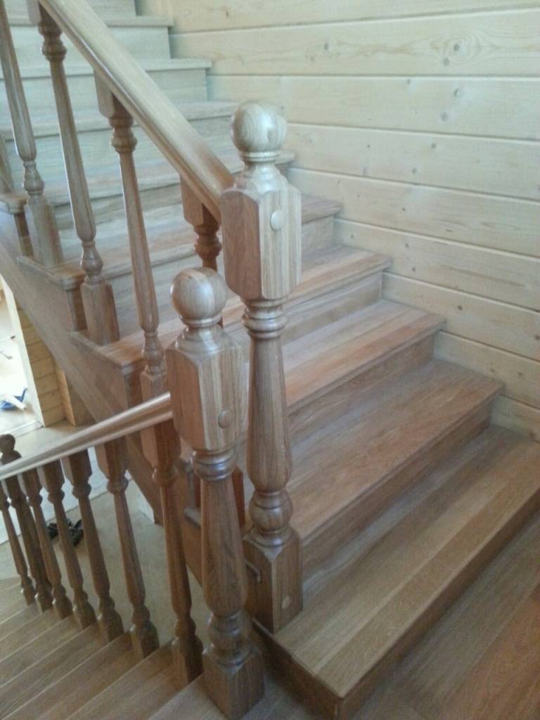 Каким цветом покрасить деревянную лестницу в доме на второй этаж фото