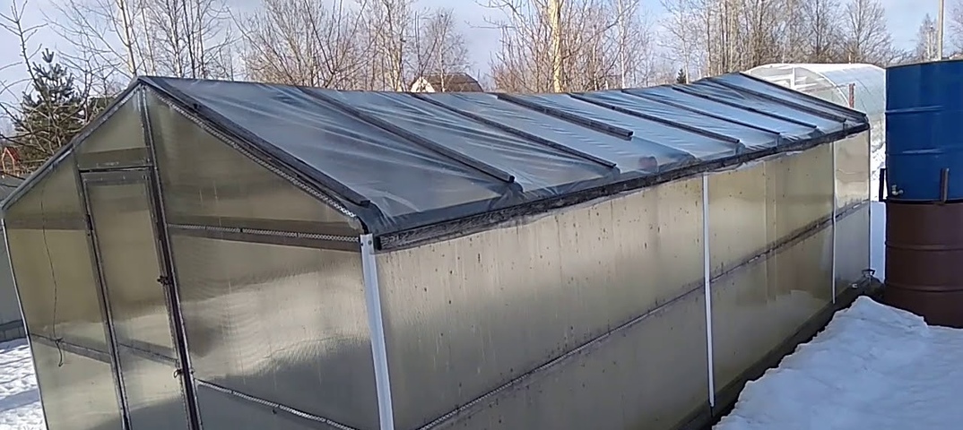 Урожай без проблем: крыша из поликарбоната для теплицы