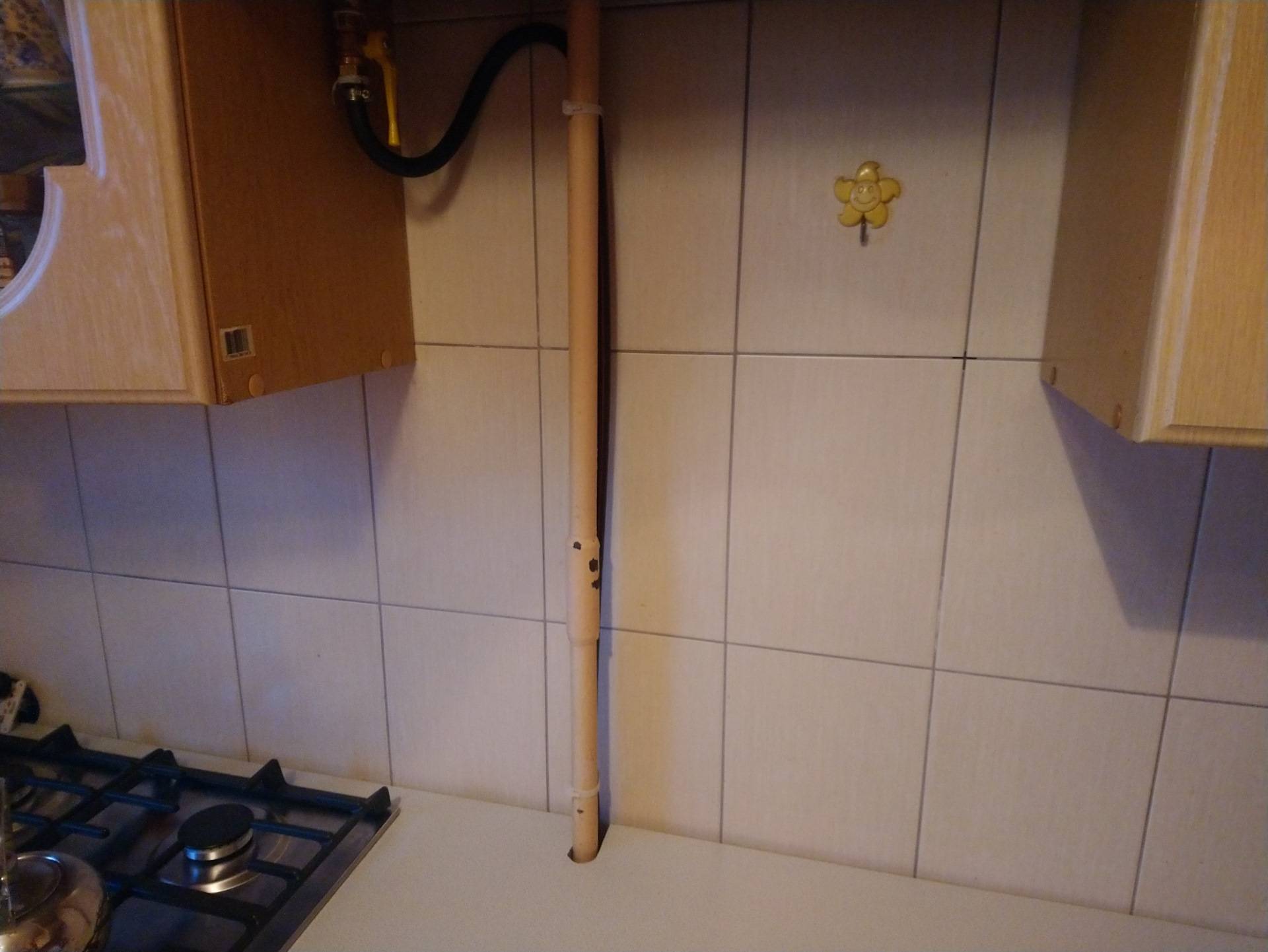 Газовая труба на кухне: как закрыть, разрешенные варианты декорирования, требования, перенос газовой трубы