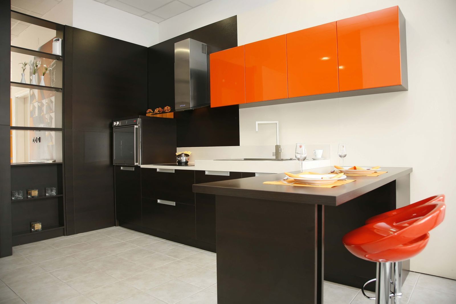 сочетание оранжевого цвета с серым в интерьере кухни