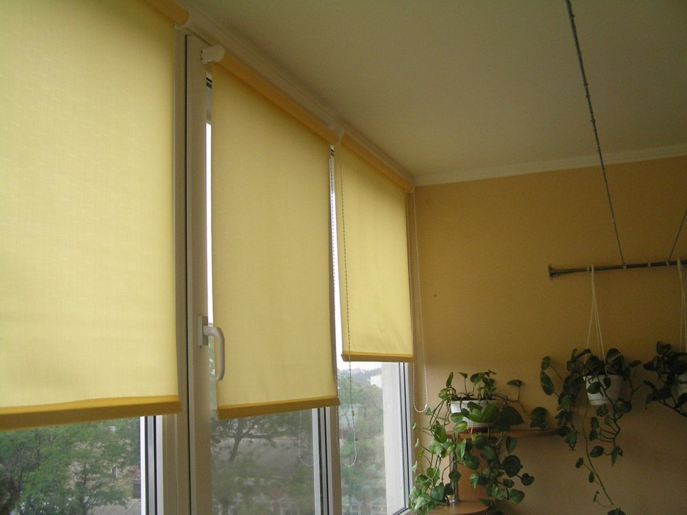 Как вешать рулонные шторы на пластиковые окна фото
