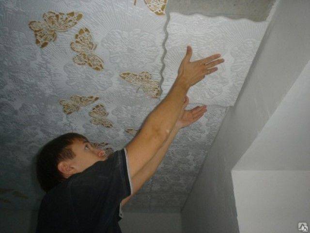 Как очистить потолок от клея потолочной плитки и снять: демонтаж и выравнивание