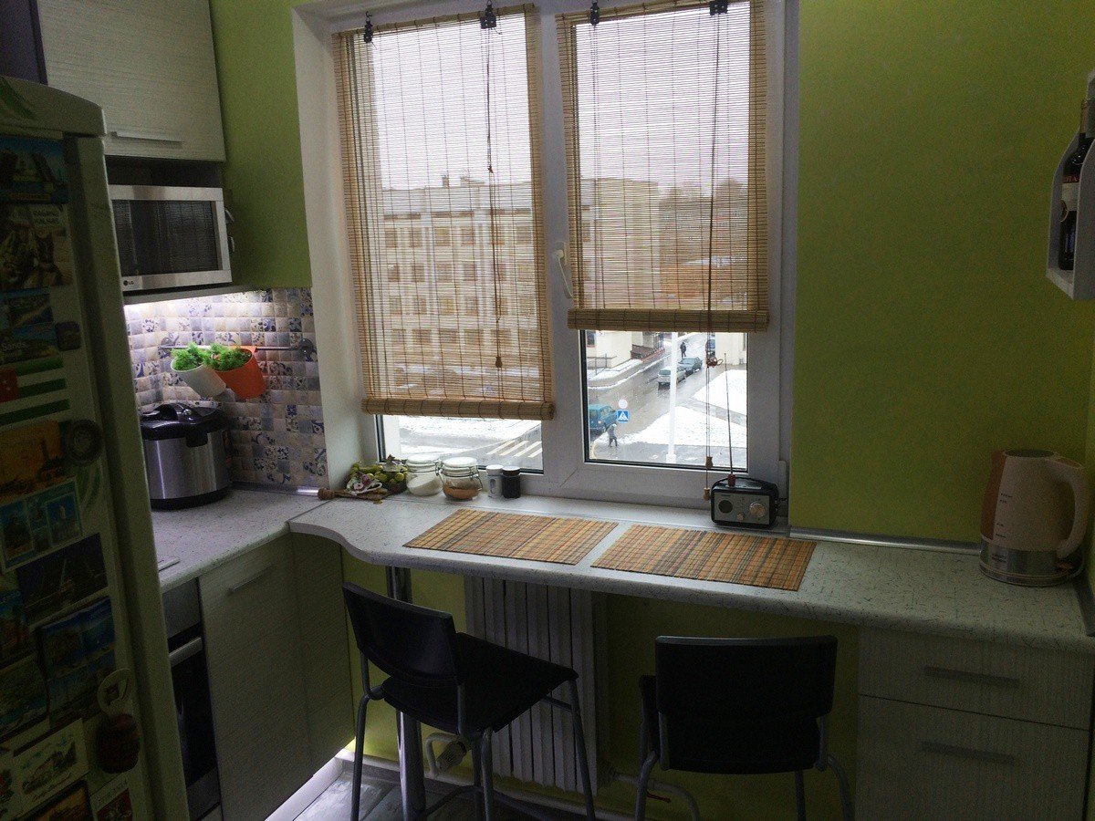 столешница у окна на кухне в хрущевке
