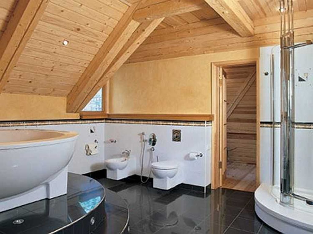 Обустройство ванной комнаты в деревянном доме фото