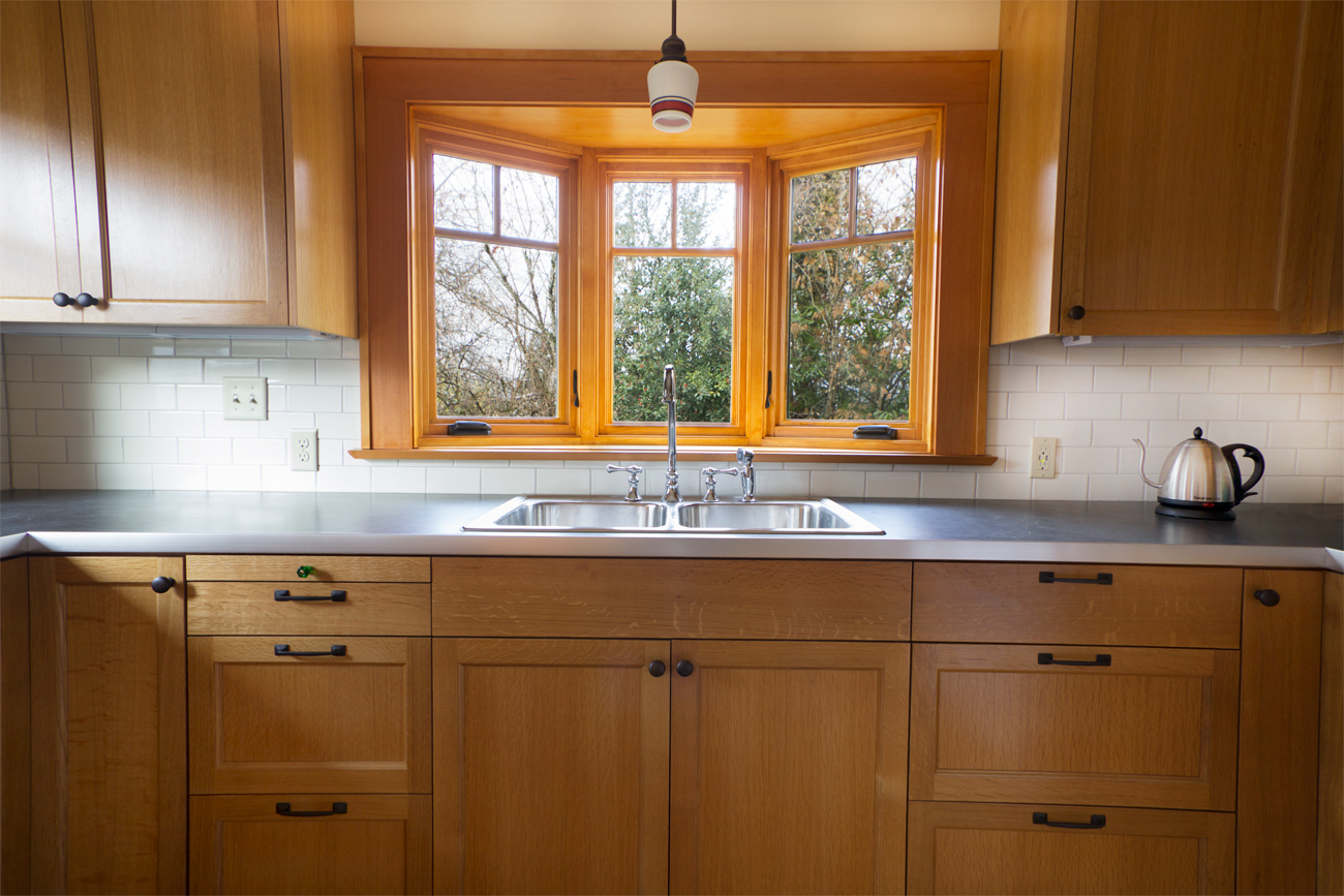 Кухонный гарнитур с окном фото