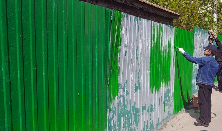 Чем покрасить деревянный забор надолго и дешево?
