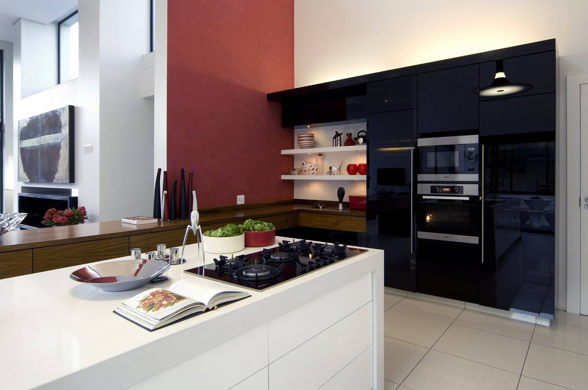 Кухни с черным холодильником в интерьере фото