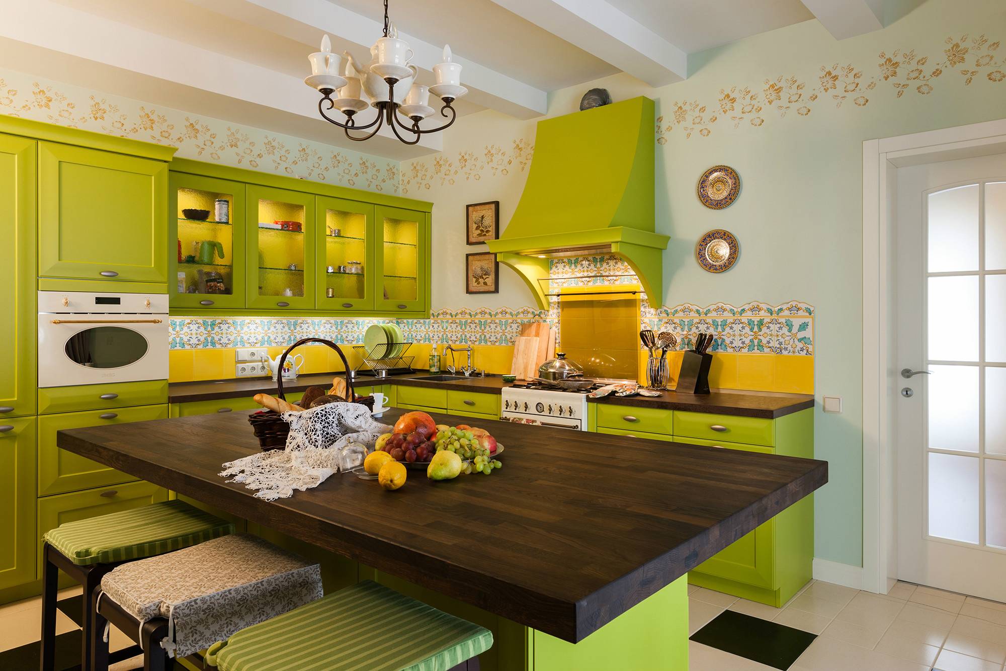 Яркие кухни: 200 фото свежих идей дизайна