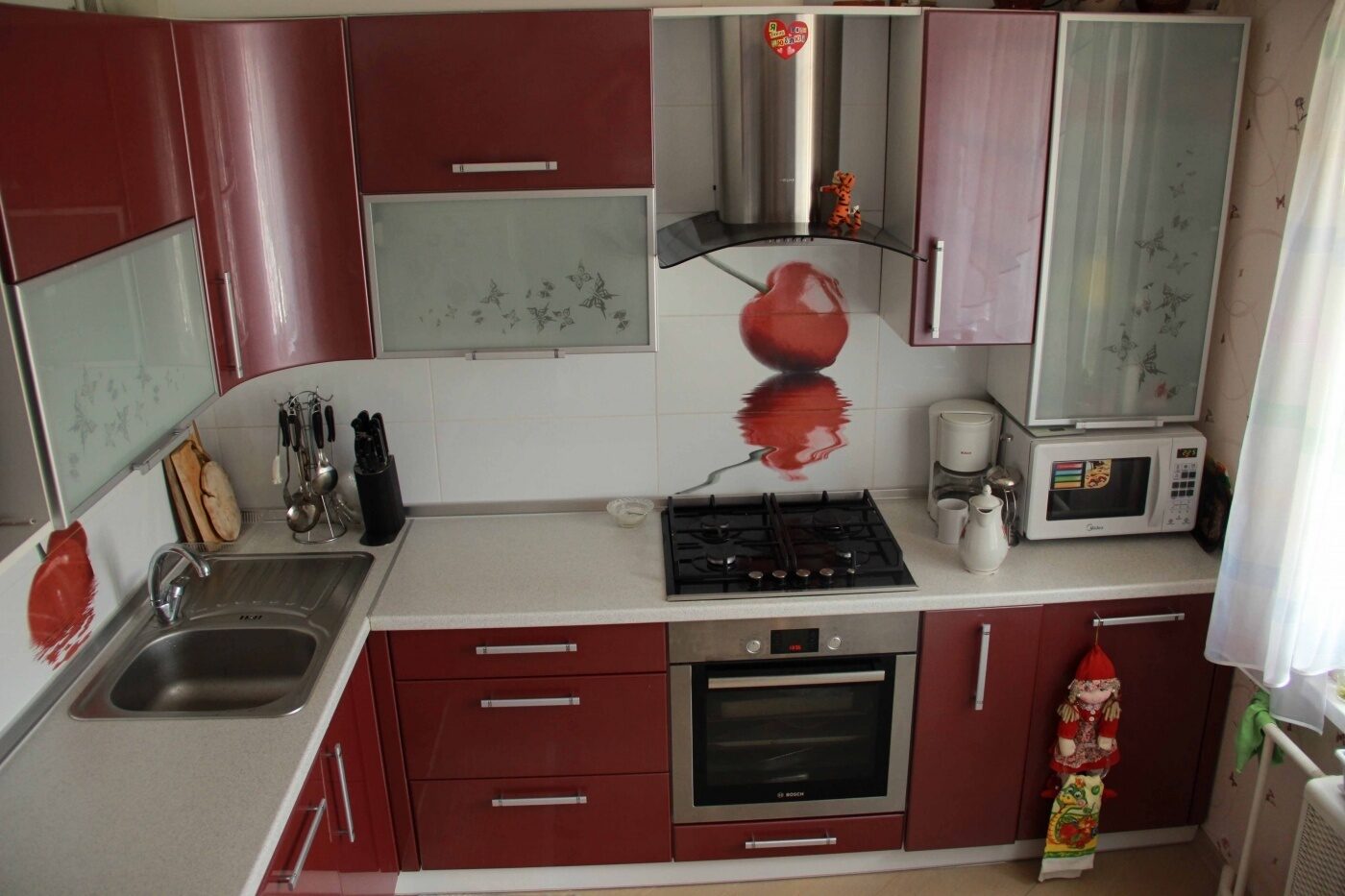 Красно-белая и красно-черная кухня в интерьере: гарнитур с серым, черная столешница
 - 34 фото