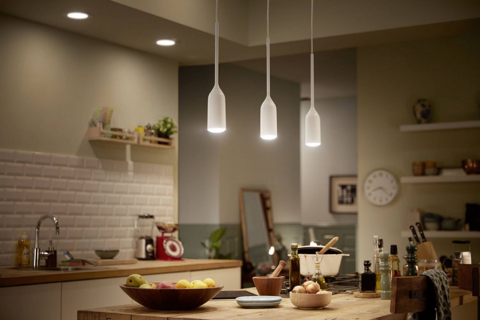 светильники над столешницей в кухне