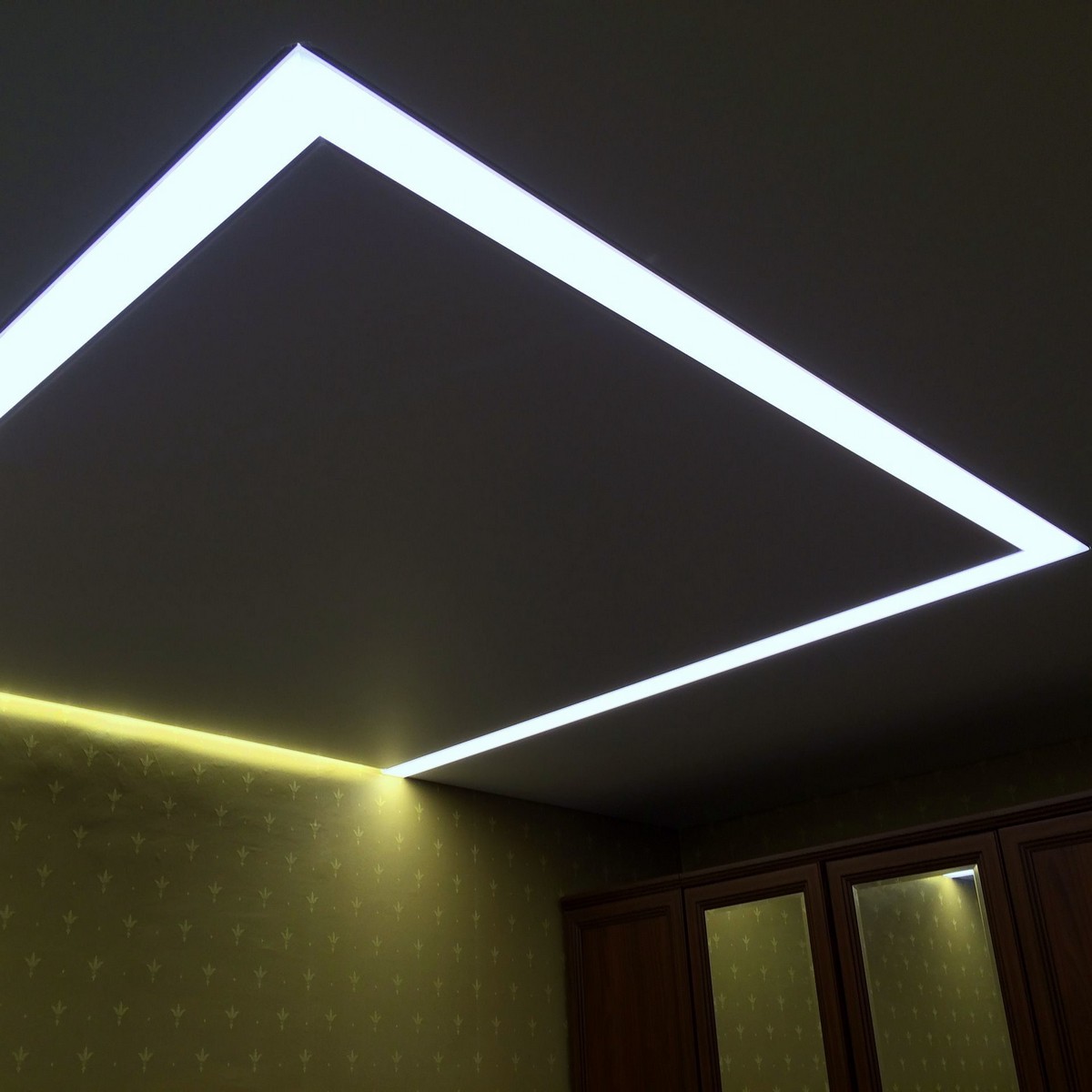 Потолок с подсветкой - виды потолков с подсветкой, фото, цвета, мощность