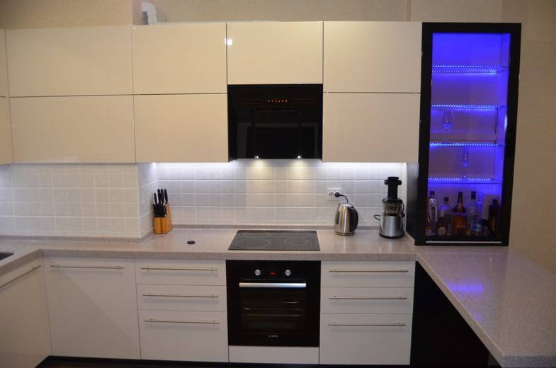Современная белая кухня с черной вытяжкой и варочной панелью