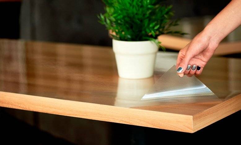 Прозрачная клеенка на стол или силиконовая: как приклеить своими руками