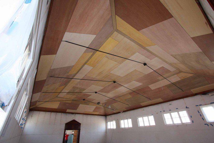Делаем потолок из фанеры в деревянном доме — советы по отделке