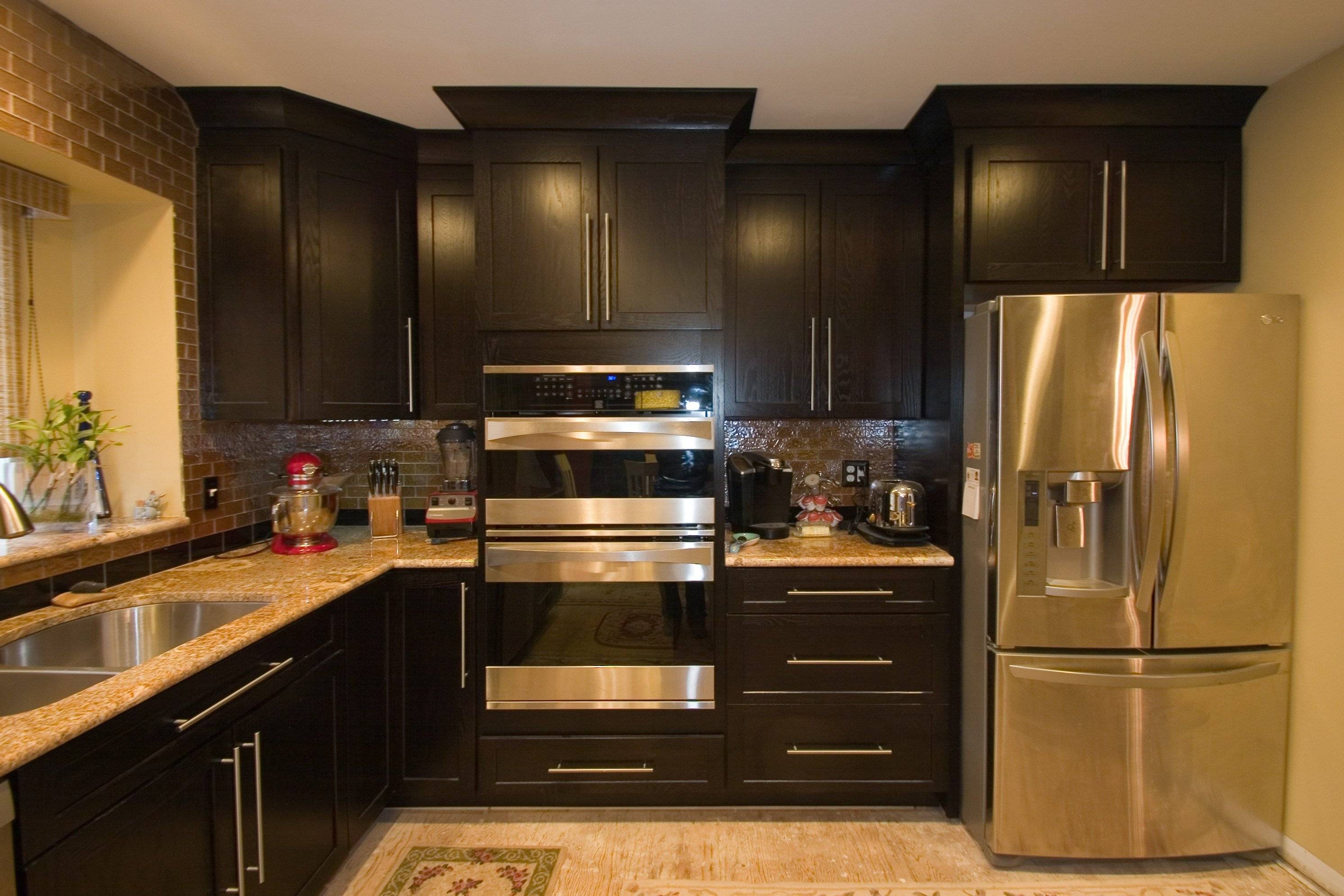 Золотая черная кухня. Холодильник на кухне. Встраиваемая техника для кухни. Встроенная кухня. Кухонный гарнитур коричневый.