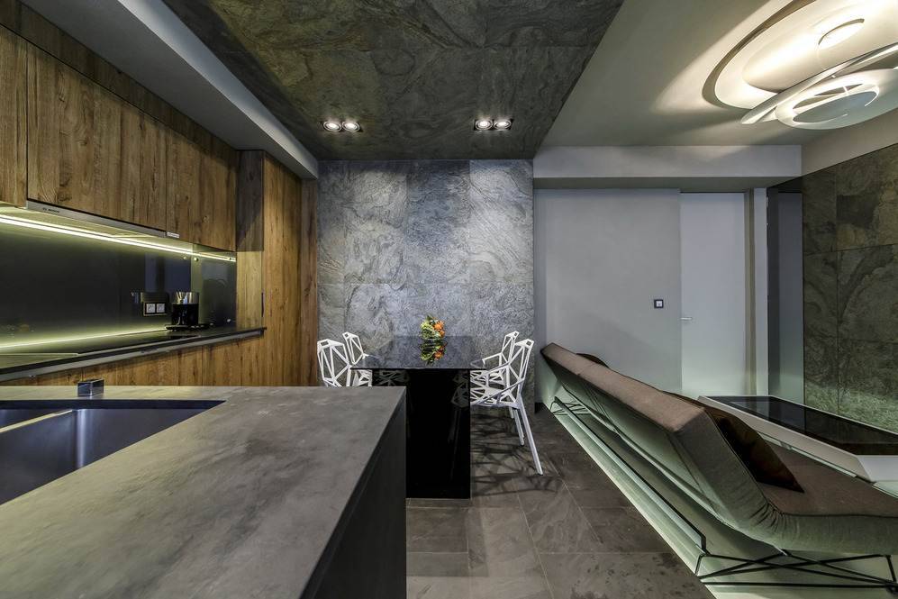 Дизайнерское оформление кухни-гостиной 22 кв.м с системой "умный дом"