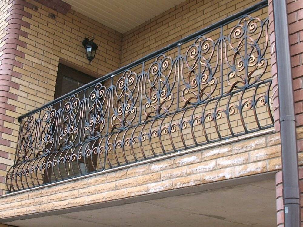 Кованые балконы: что это такое, плюсы и минусы подобного ограждения, фото красивых вариантов перил