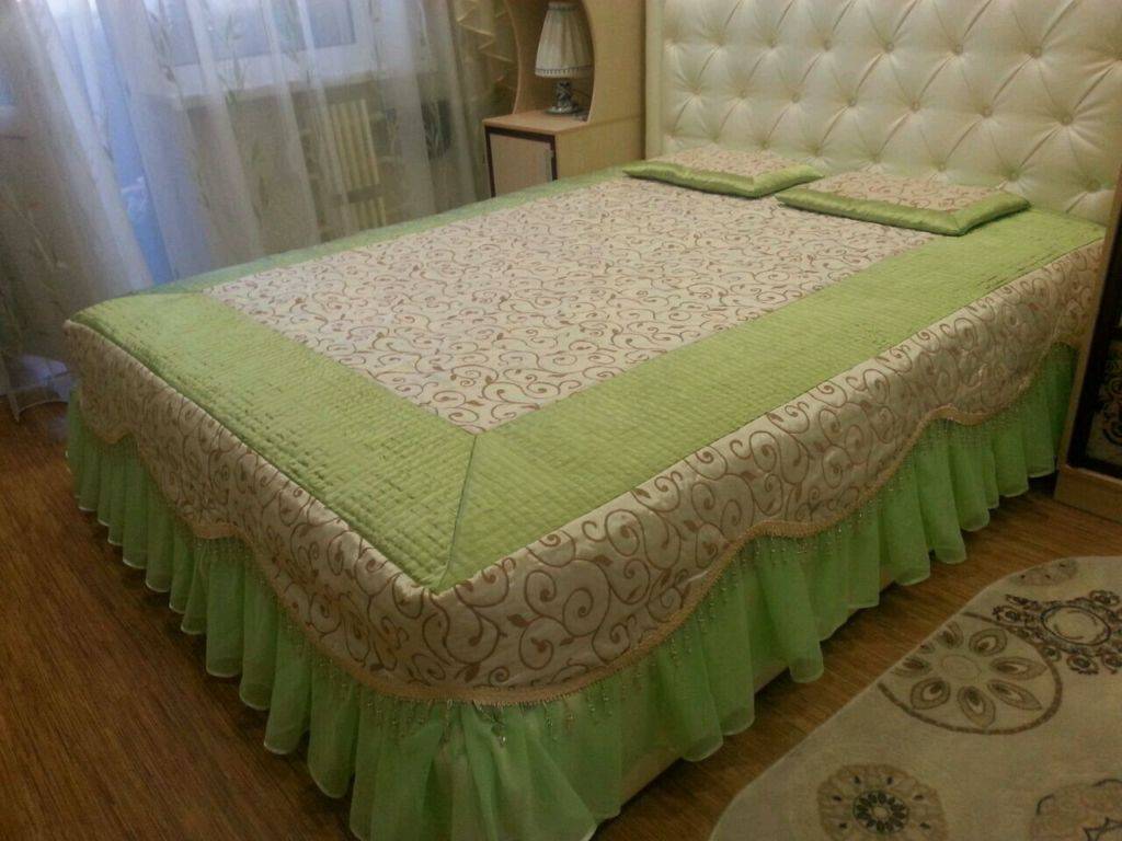 Как сшить покрывало на кровать из портьерной ткани: выбор материала, дизайн, мастер-класс пошива