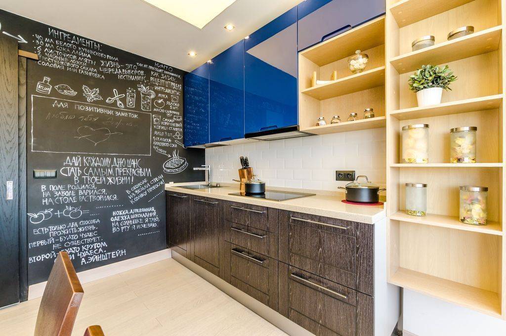 Двухцветная кухня 12 кв м с белыми и зелеными фасадами, барной стойкой и грифельной стеной