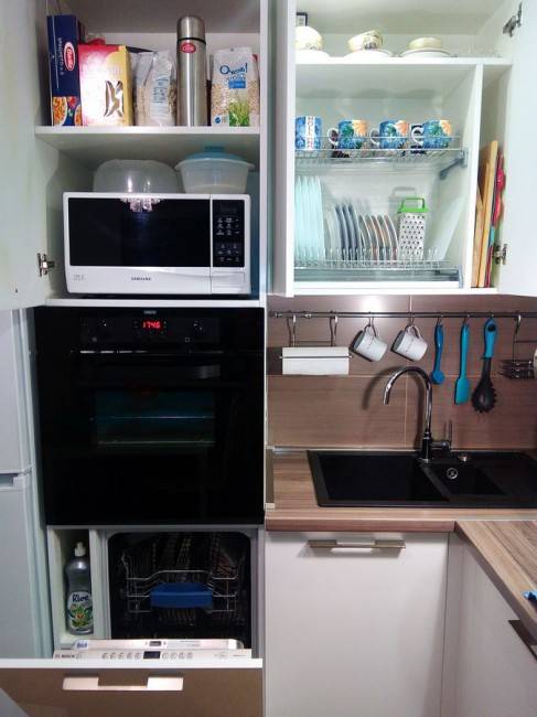 Посудомойка в пенале. Посудомойка на кухне. Маленькая кухня с посудомоечной машиной. Посудомойка под духовым шкафом. Шкаф для посудомойки.