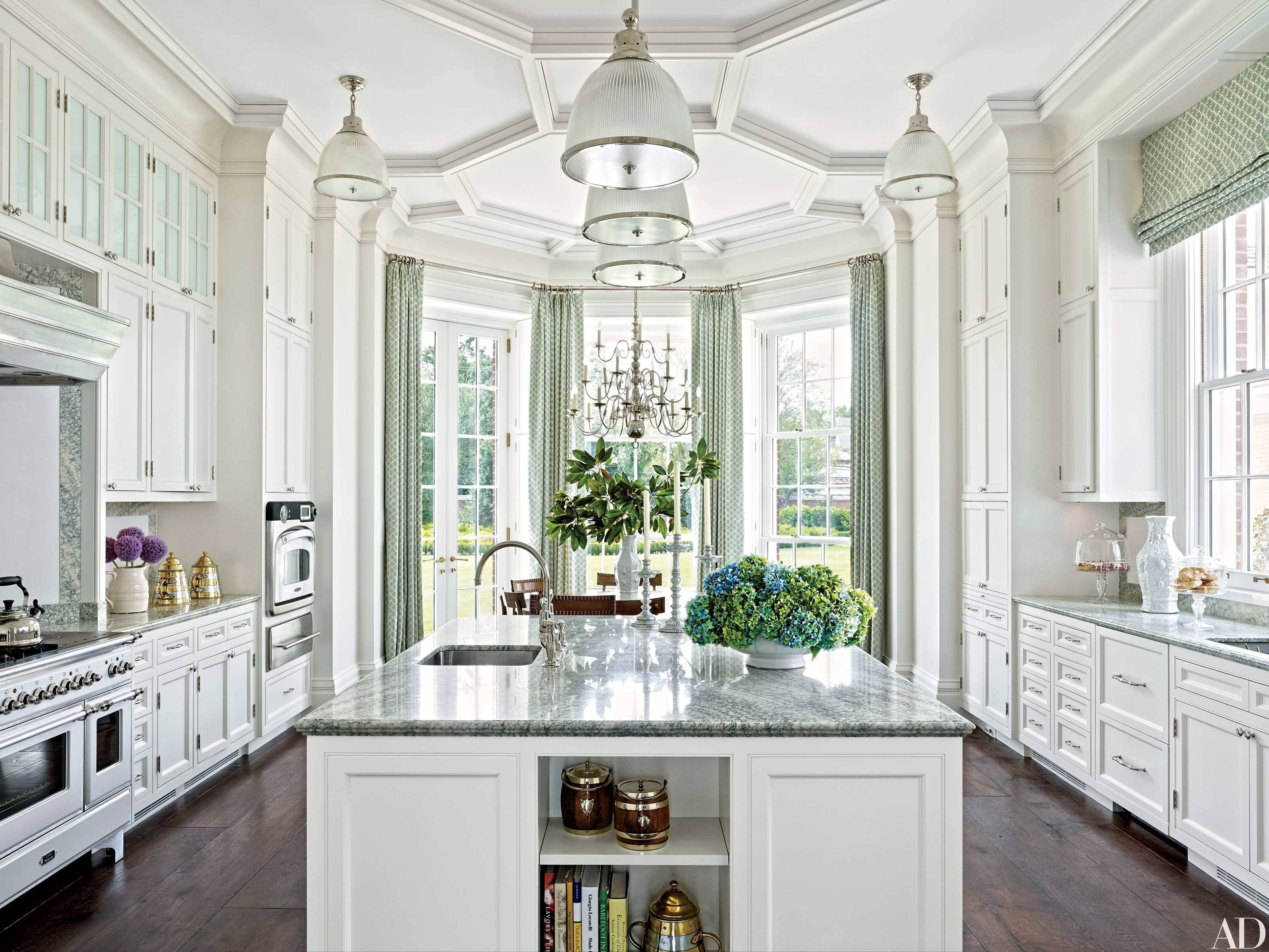 Красивая белая кухня. Кухня Кантри Неоклассика. Кухня викласическом стиле. Кухня в классическом стиле. Кухня в американском стиле.