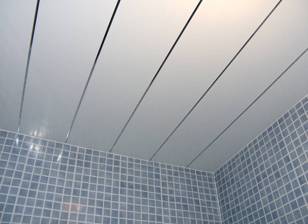 Отделка пвх потолок. Пластиковый потолок в ванную. Пластиковые панели для потолка в ванной. Потолочные панели в ванную комнату. Понел и для потолка в ванной.