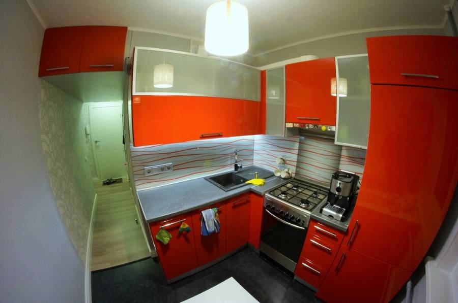 Красная кухня 5,7 кв. в хрущевке со стиральной машиной и встроенным холодильником