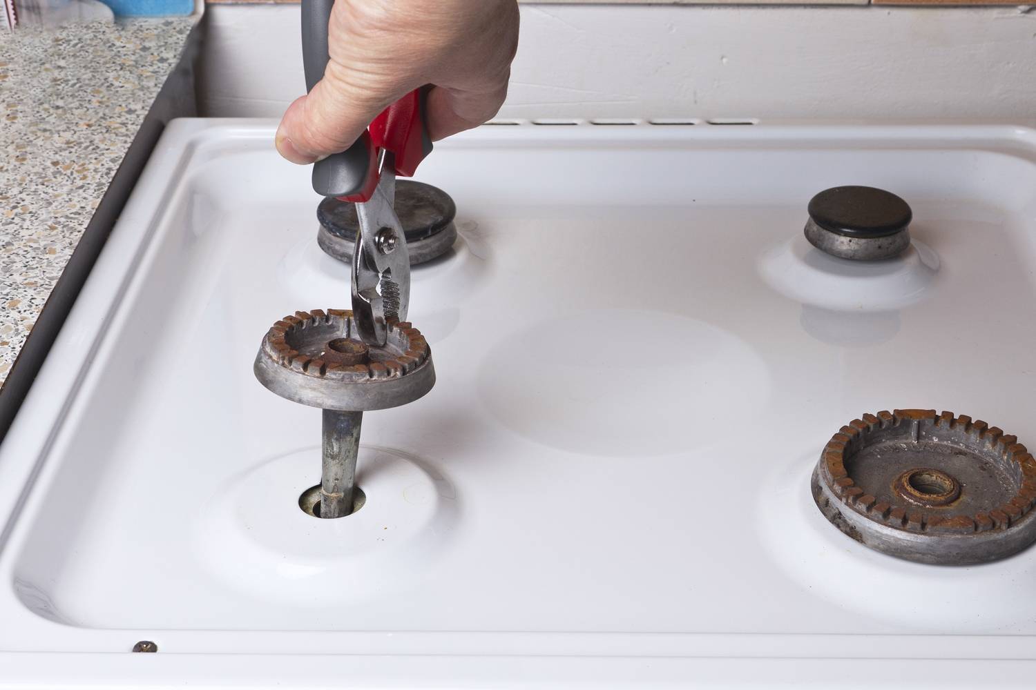 Как очистить газовую плиту и решетку в домашних условиях и чем отмыть их от нагара и жира