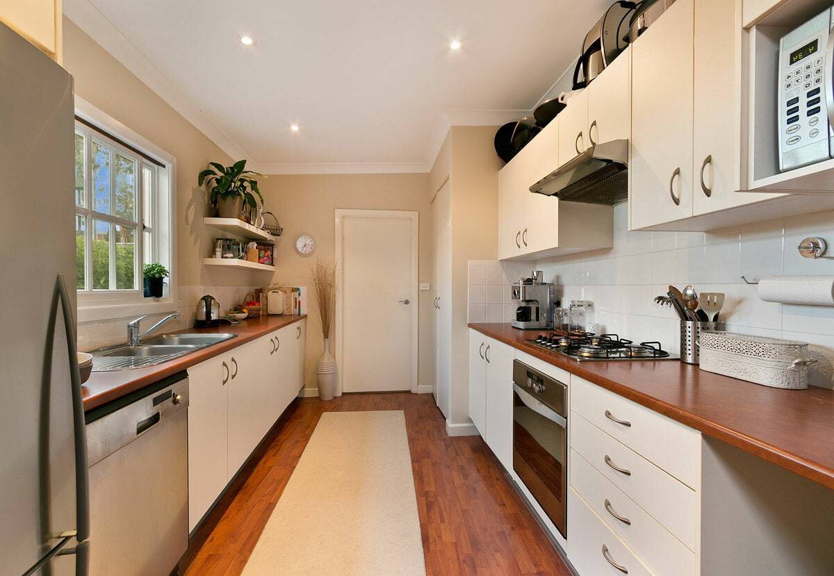 Особенности дизайна интерьера кухни 12 кв. метров: фото с актуальными решениями для комнат средней площади