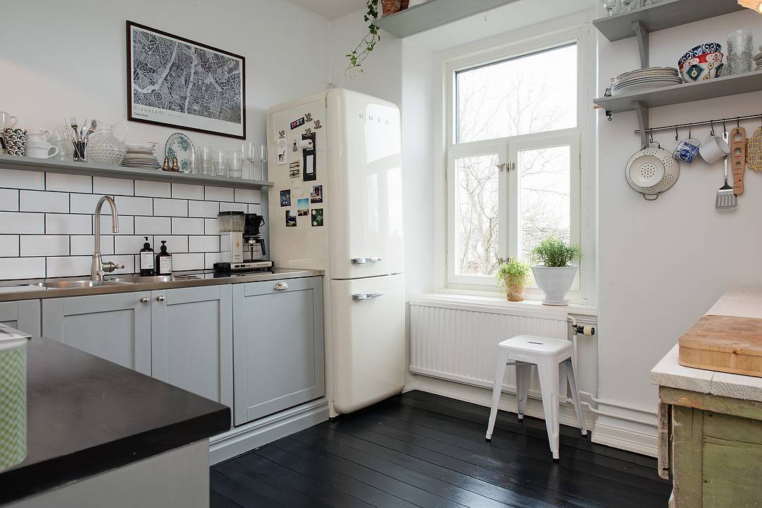 Кухня без навесных шкафов: кухонный гарнитур с нижними полками, дизайн без верхних ящиков, современный стиль, интерьер кухни с вытяжкой