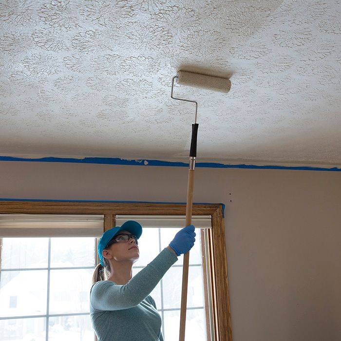 Как покрасить потолок в комнате краской без разводов